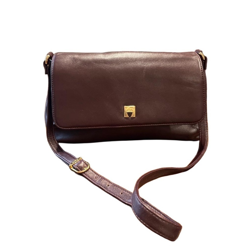 Vintage Etienne Aigner leather shoulder bag with golf hardware. B10